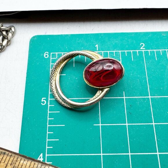 Vintage Cranberry Lucite Cabochon Twisted Circle Stud Earrings - Picture 7 of 8